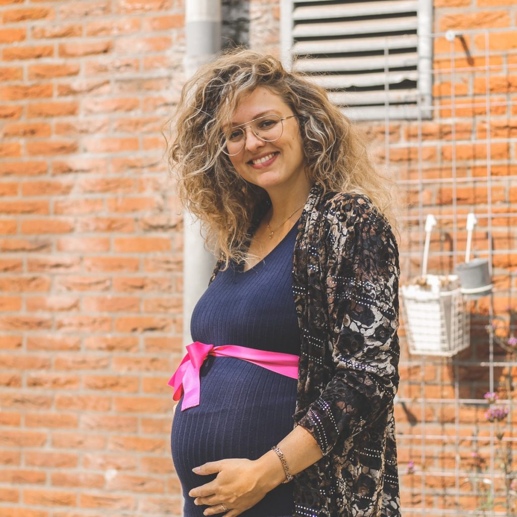 Foto van Mirjam met haar zwangere buik. Mirjam blijkt ongepland zwanger na een relatie van een paar maanden.